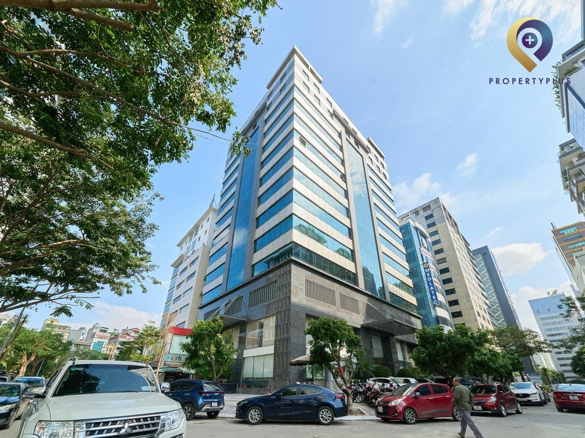 Góc nhìn khác của tòa nhà Hoàng Linh Building với khu vực đỗ xe phía trước - hình ảnh từ Property Plus